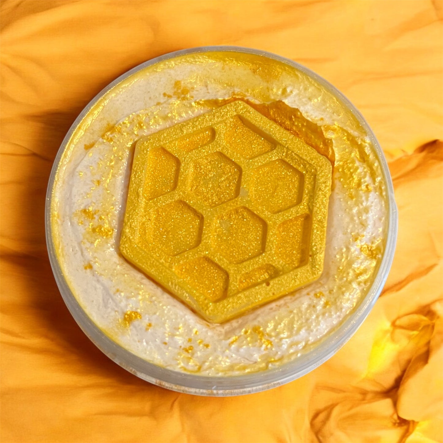 A drizzle of honey whipped body scrub 💫