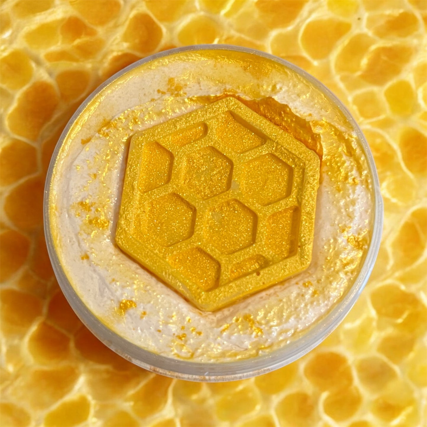 A drizzle of honey whipped body scrub 💫
