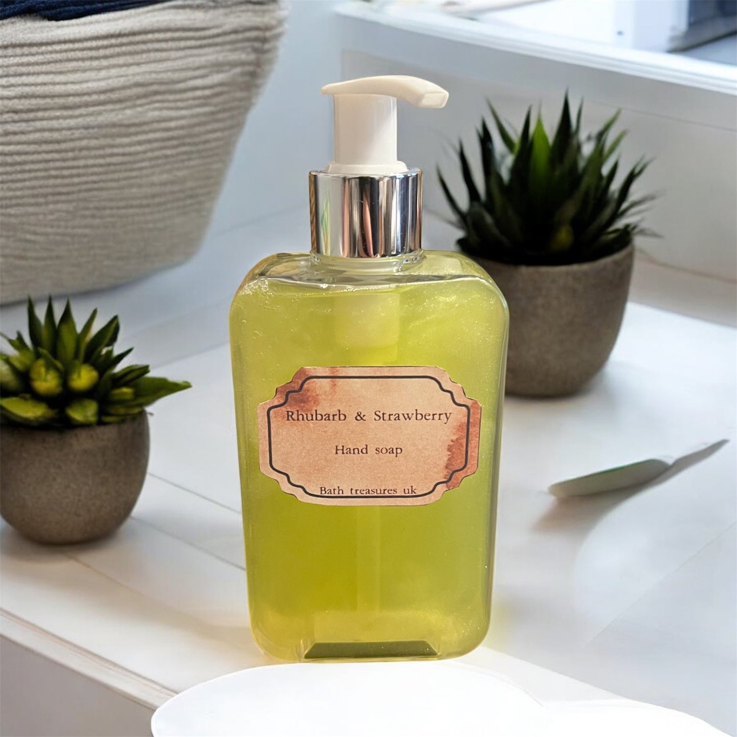 Rhubarb & Strawberry hand soap 💫