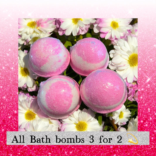 Marshmallow and raspberry bath bomb 💫